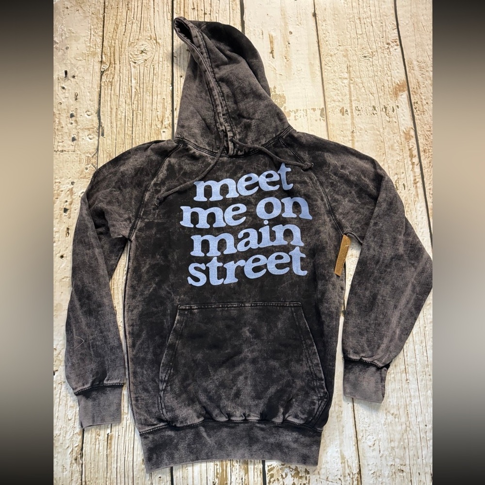 NWT!! Meet Me On Main Street Sweatshirt Size Small